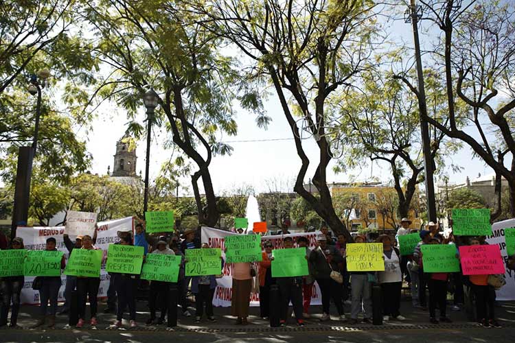Un grupo de 150 personas protesta en el Centro por la detención de los ejidatarios. (Fotos: Alfonso Hernández / Video: Tania Casillas)