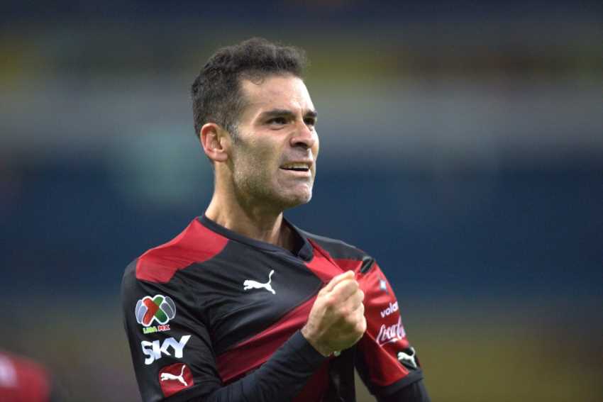 Operan hernia a Rafael Márquez y causa baja por tiempo indefinido