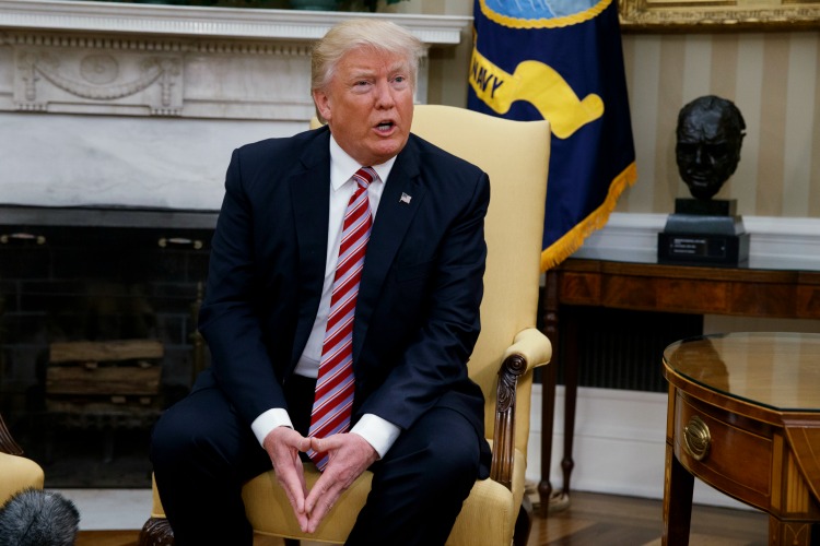 Trump en nueva confrontación con los medios de prensa de EE.UU