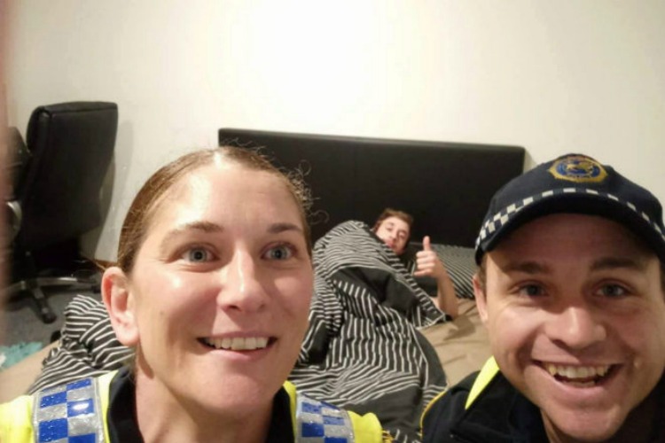 Oficiales llevan a borracho hasta su casa y hacen algo insólito