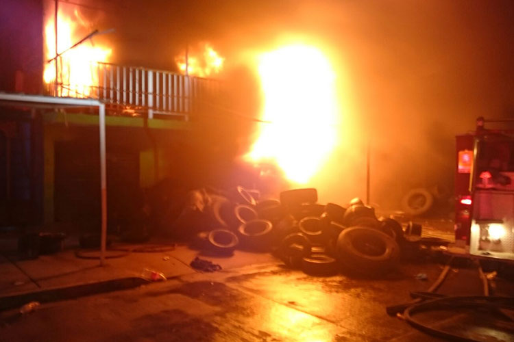 Reportan tres bomberos con quemaduras tras incendio en Guadalajara