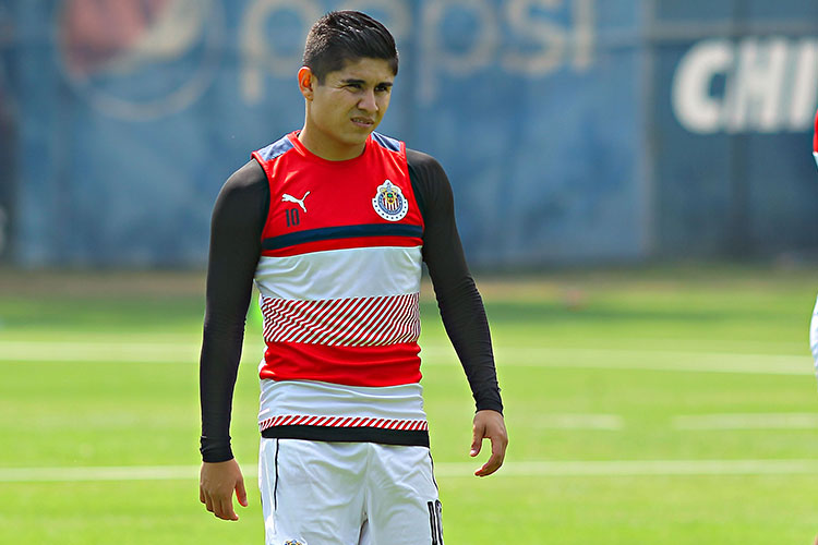 Eduardo López del Chivas lesionado; posible cirugía