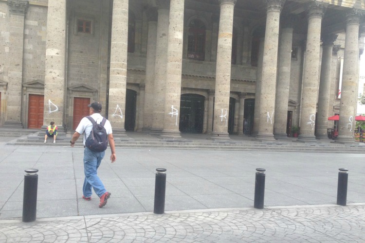 Detienen a dos menores de edad por grafitear el Teatro Degollado