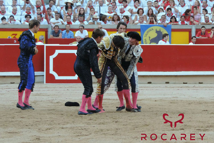 Torero peruano Roca Rey herido tras recibir cornada en España