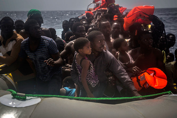 Localizan balsa en el Mediterráneo con 13 refugiados muertos