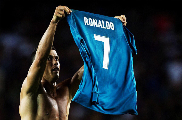 REVANCHA. El portugués celebra su gol con el torso desnudo luego de mostrar su camiseta al estilo de Messi. (Foto: AP) 