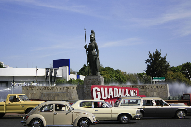 Locación. El monumento representativo de Guadalajara se rodeó de coches de la época, donde hasta un bocho salió para filmar escenas en diferentes calles aledañas. (Foto: Jorge Alberto Mendoza) 