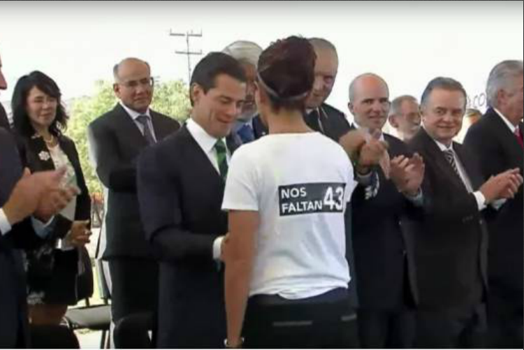 Recibe premio de manos de EPN manifestándose por los 43