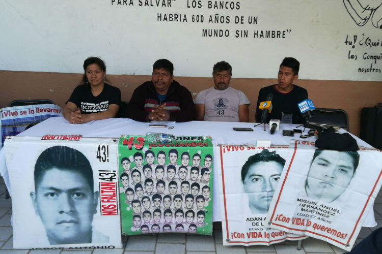 Arriba a Puebla caravana por los 43