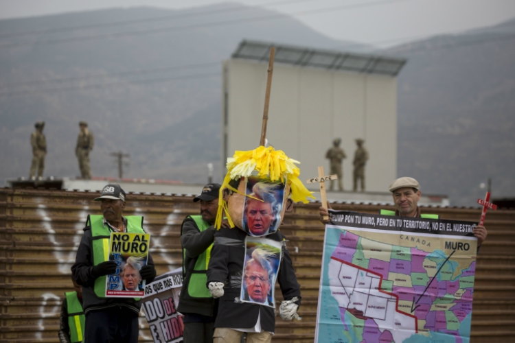 Indignados. Del lado mexicano hay protestas por las medidas migratorias de Donald Trump. (Fotos: Cuartoscuro)