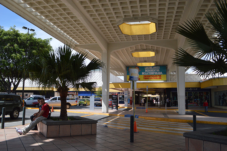 CAMBIO. El lugar surgió como una alternativa para las personas que hacían sus compras en el Centro de Guadalajara. (Foto: Mónika Neufeld)