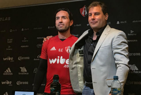 Atlas tumba al líder Santos