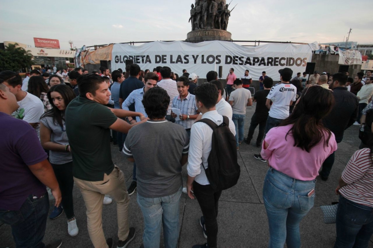 Senadores guardan minuto de silencio por estudiantes de Jalisco