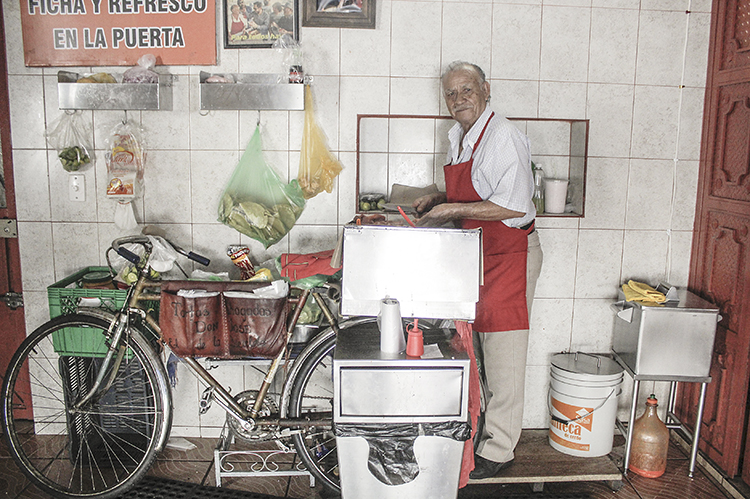 PIE DE FOTO: CONCURRIDO. Aunque pequeño, el local de Mexicaltzingo siempre está aclientado. (Foto: Jorge Alberto Mendoza)