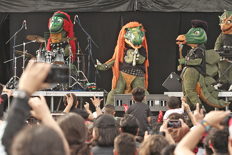 Energía. Una gran sorpresa en el festival fue Heavysaurios, cinco extintos animales que aman el metal y demostraron cómo los niños pueden ser rockeros de corazón. (Foto: Franco González)