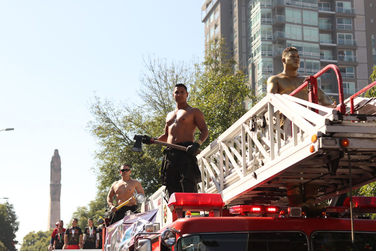 Aplaudidos. Los bomberos hicieron acto de presencia, como cada año, en el desfile conmemorativo de la Revolución Mexicana. (Foto: Grisel Pajarito)