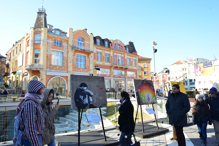 Turistas. Personas pasan frente a pinturas que son parte de Art Liberte, una muestra itinerante en Plovdiv, Bulgaria, con motivo del aniversario 30 de la caída del Muro de Berlín. (Foto: AP)