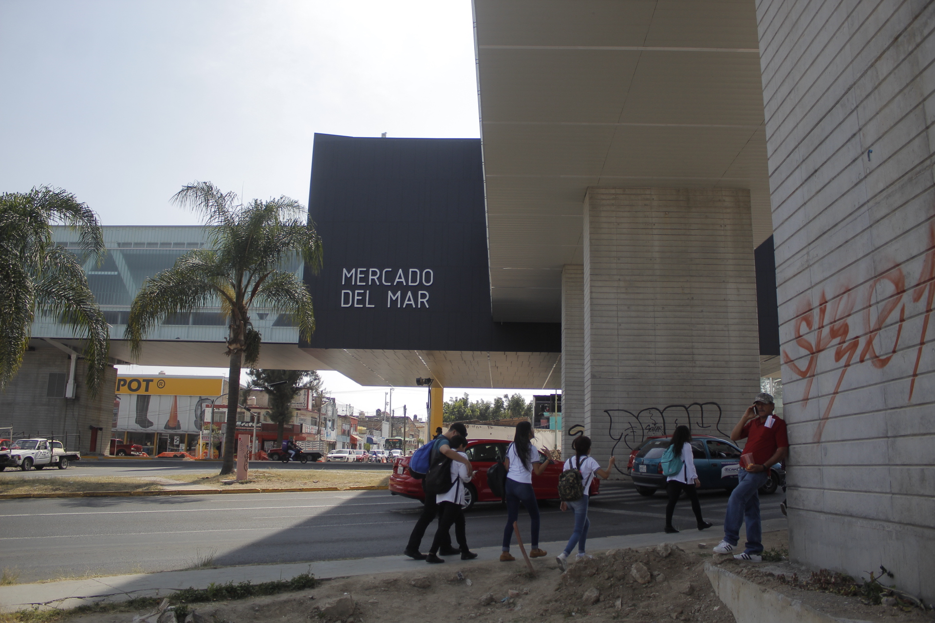 INSEGURIDAD VIAL. En el ayuntamiento de la Ex Villa Maicera preocupan los pasos peatonales aledaños a la estación Mercado del Mar. (Foto: Jorge Alberto Mendoza)