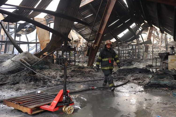 Brasas reavivan fuego en fábrica incendiada de Tlaquepaque