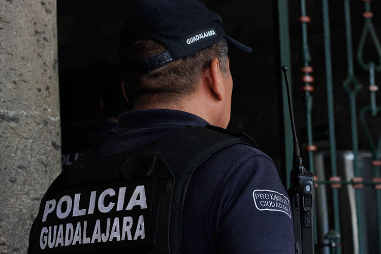 Atropella y mata a anciano en auto robado en Guadalajara