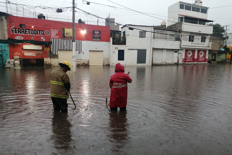 Lluvia matutina deja inundaciones en Zapopan