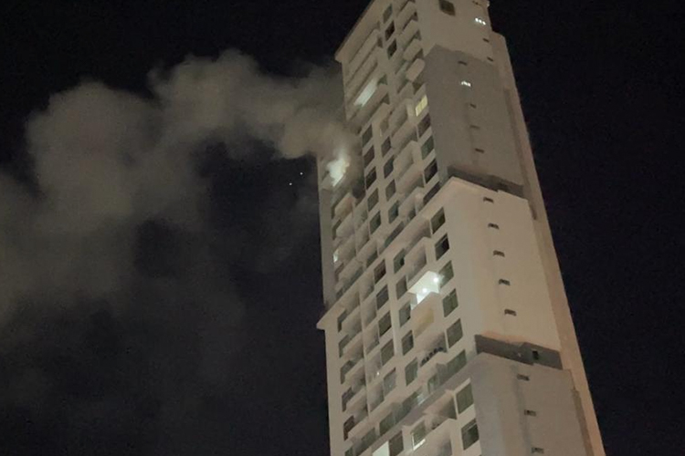 Incendio en torre departamental deja dos heridos y cuatro intoxicados