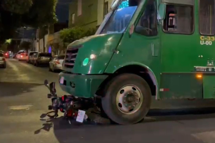 Percance entre camión y moto deja dos heridos