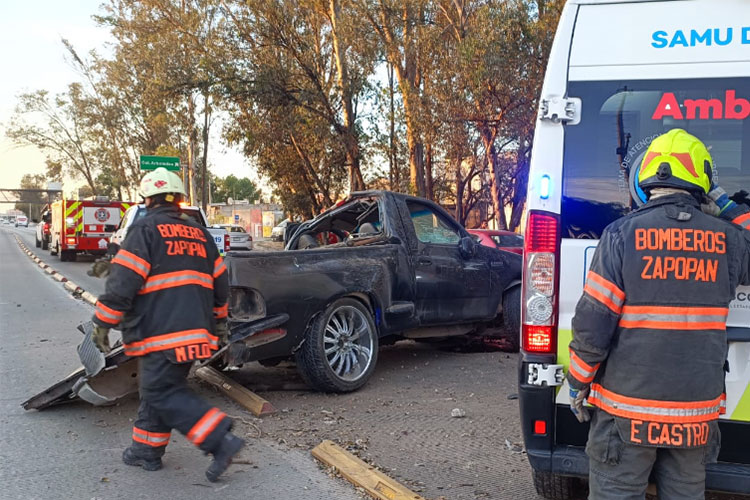 Por intentar rebasar camión repartido, camioneta vuelca en López Mateos
