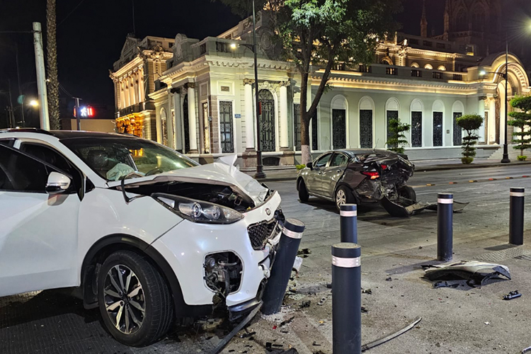 Se registra aparatoso choque sobre Vallarta y Enrique Díaz de León