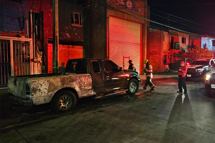 Incendian camioneta en Santa Margarita
