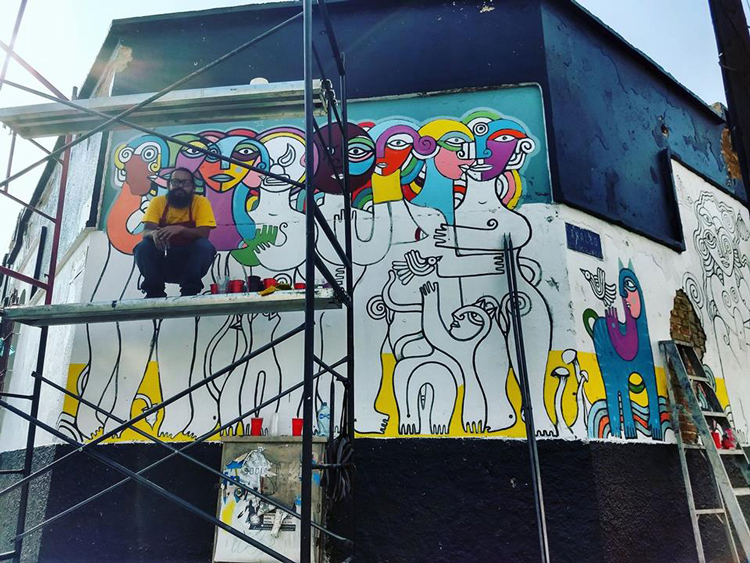 Naturaleza y ciudad. El colectivo Alegría del Prado, conformado por la española Esther González y el mexicano Octavio Macías, crea este mural que está en Santa Tere. (Foto: Cortesía)