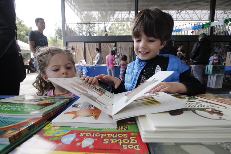 Disfrute. Los niños aprovechan la salida del Sol para pasar un domingo rodeados de juegos y libros. (Fotos: Israel Rodríguez Navarro)