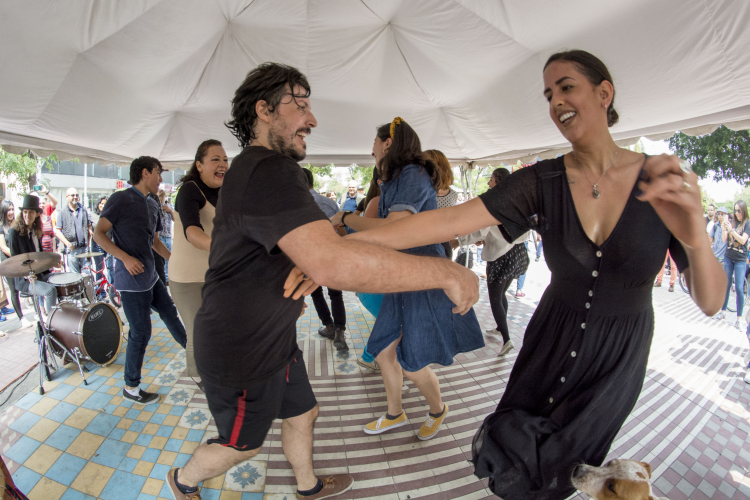 Alegría. Una de las bases de la comunidad que promueve el baile del swing es refrescar este ritmo y aprovechar toda ocasión para bailarlo. (Fotos: Mónika Neufeld)