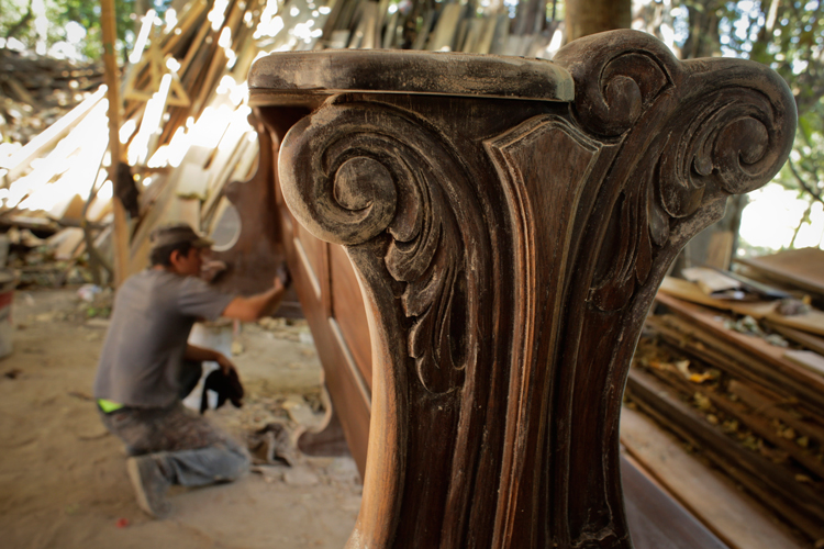 Detalles. La silla tienen un pórtico en forma triangular en la parte superior del respaldo, lleva abundantes tallados en madera y tiene poco más de 2 metros de altura (Fotos: AP)