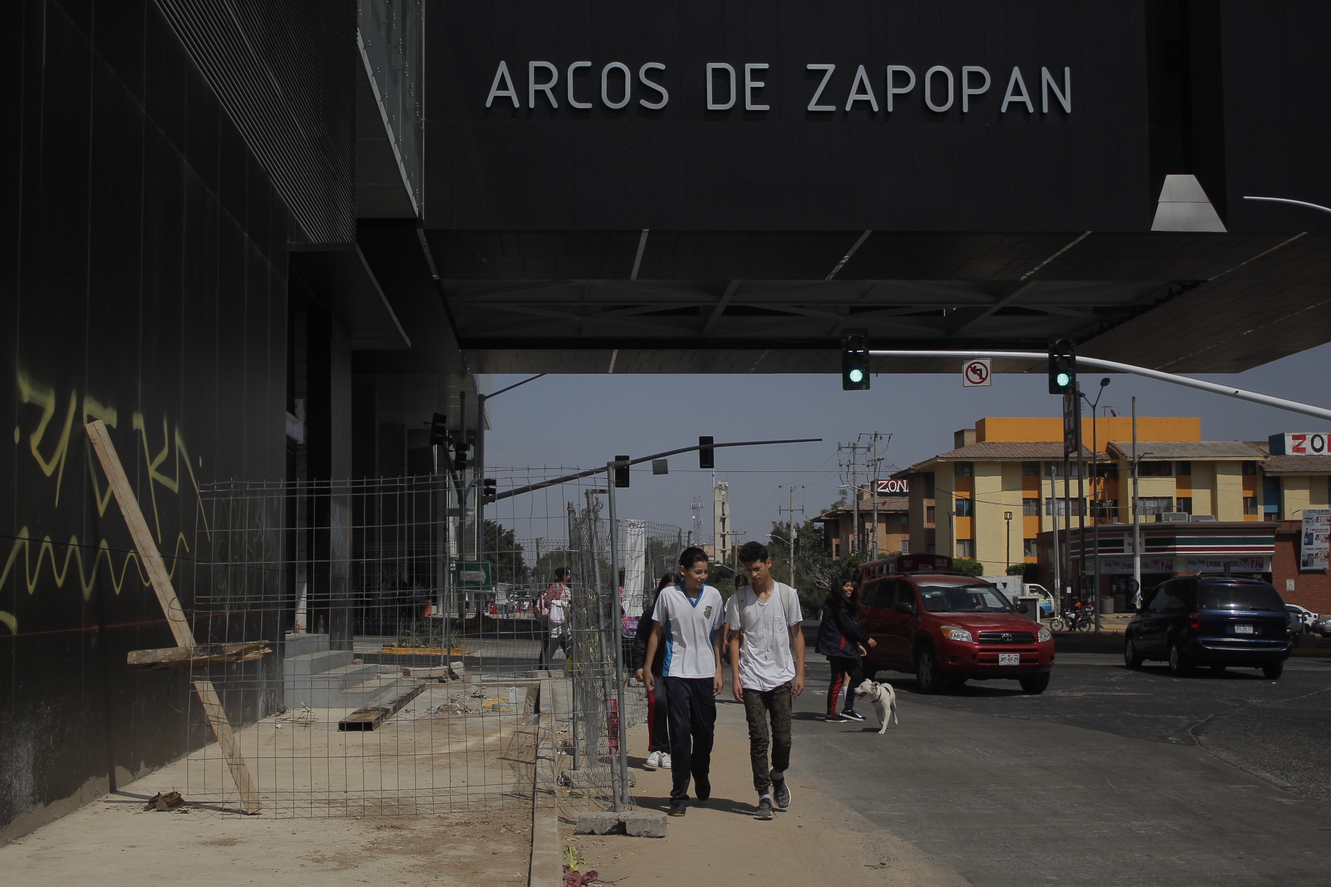 INSEGURIDAD VIAL. En el ayuntamiento de la Ex Villa Maicera preocupan los pasos peatonales aledaños a la estación Mercado del Mar. (Foto: Jorge Alberto Mendoza)