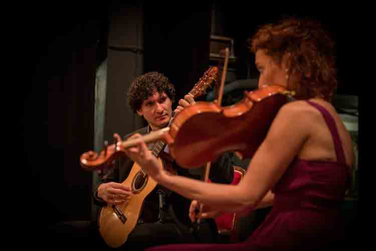 Músicos. El grupo está conformado por la violista española Noelia Gómez y el guitarrista mexicano Alfonso Aguirre Dergal. (Foto: Especial)