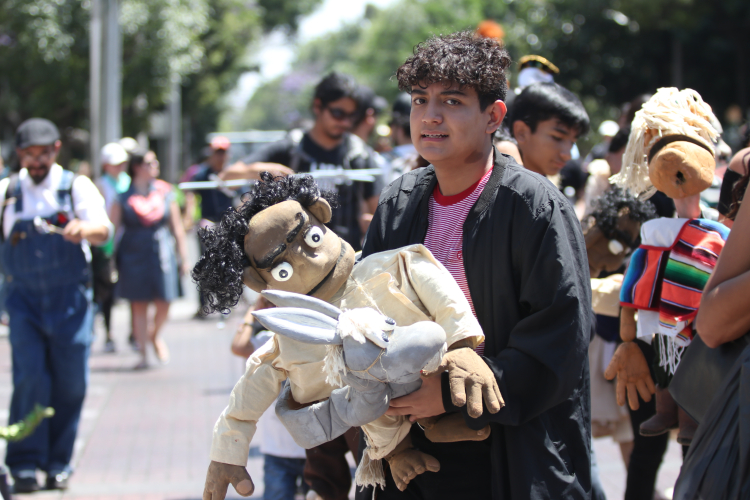 Algarabía. La Vía RecreActiva se vio invadida por una hora de los muñecos elaborados por diferentes compañías de la ciudad. (Foto: Grisel Pajarito)