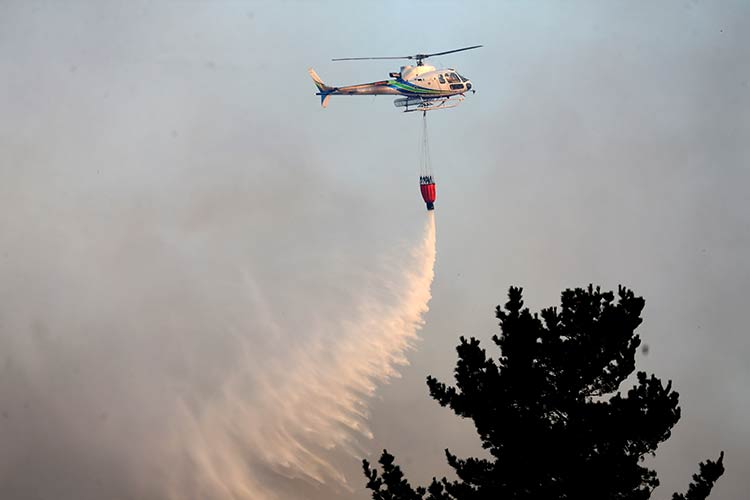 Las familias siguen siendo evacuadas mientras los bomberos combaten los incendios que están consumiendo una parte del sur de Chile. (Foto: AP)