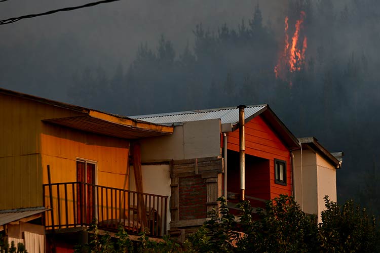Las familias siguen siendo evacuadas mientras los bomberos combaten los incendios que están consumiendo una parte del sur de Chile. (Foto: AP)
