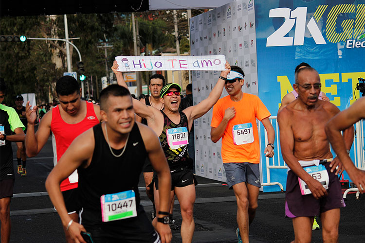 El culebrón de atletas parte con entusiasmo desde avenida Vallarta.