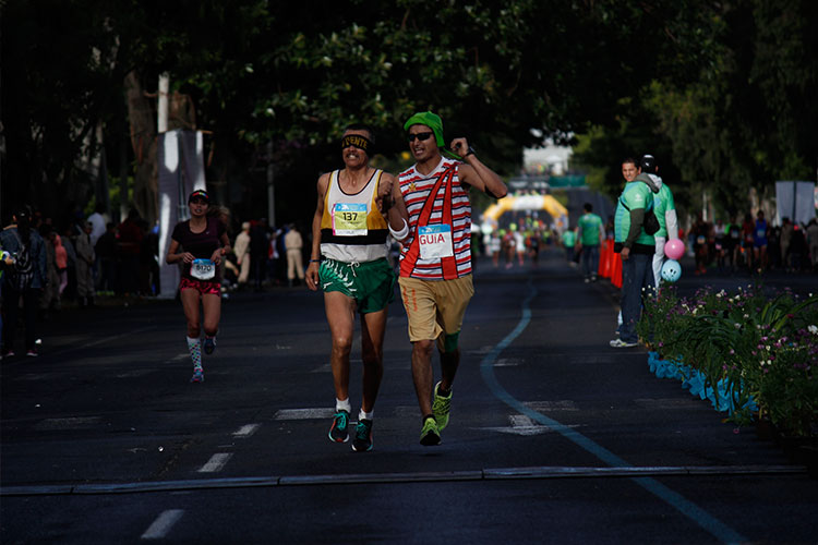 El culebrón de atletas parte con entusiasmo desde avenida Vallarta.