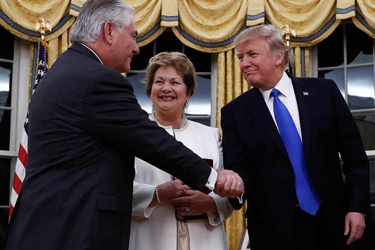 Rex Tillerson, flanqueado por su esposa Renda St. Clair, y el presidente Donald Trump, habla durante una ceremonia en la Oficina Oval de la Casa Blanca en Washington. (Fotos: AP)