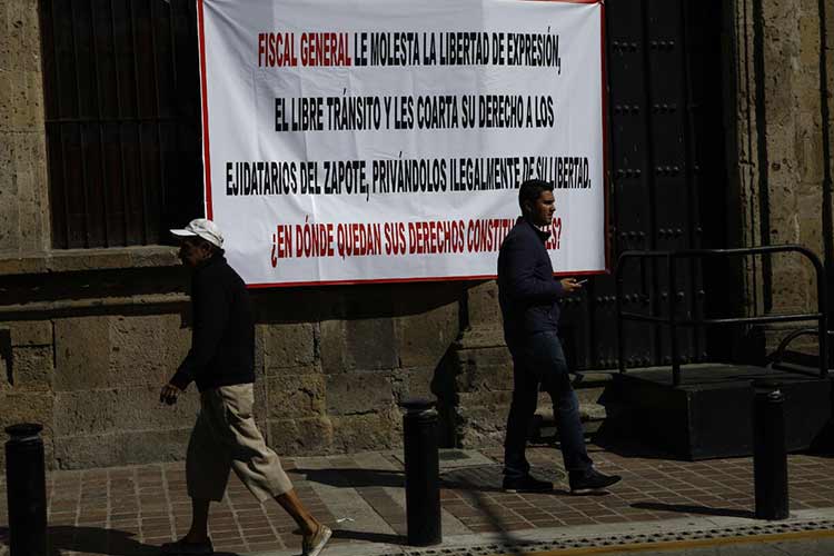 Un grupo de 150 personas protesta en el Centro por la detención de los ejidatarios. (Fotos: Alfonso Hernández / Video: Tania Casillas)