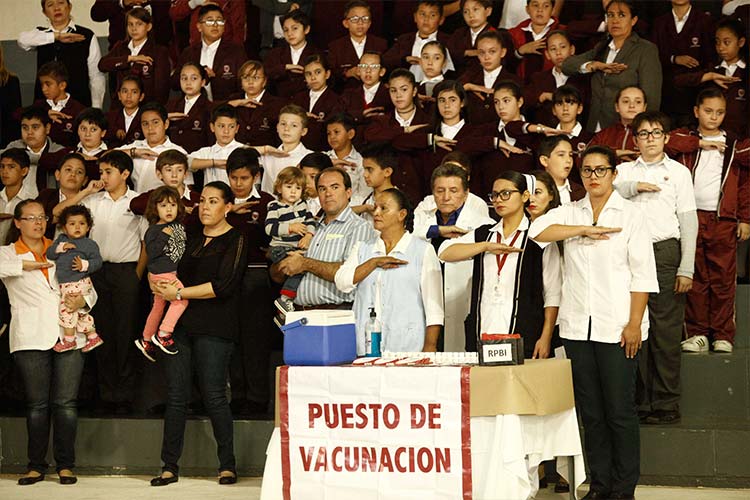Arranca. Ayer, varios menores de edad participaron en la vacunación. (Fotos: Alfonso Hernández)