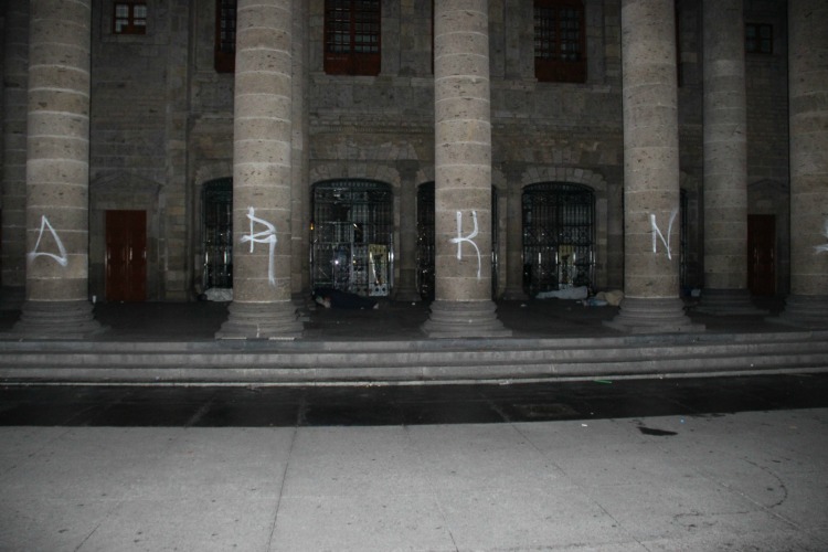 Vandalizan columnas del Teatro Degollado en Guadalajara