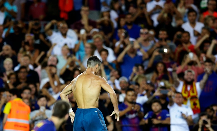 REVANCHA. El portugués celebra su gol con el torso desnudo luego de mostrar su camiseta al estilo de Messi. (Foto: AP) 