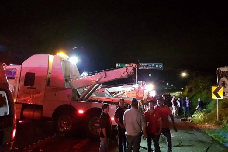 Quince muertos y 38 heridos tras volcar autobús de peregrinos en Jalisco Quince muertos y 38 heridos tras volcar autobús de peregrinos en Jalisco