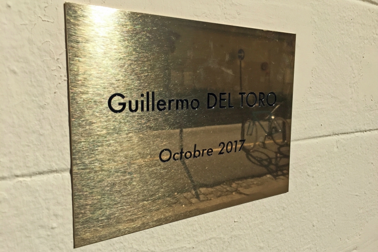 Emocionado. Momento en el que Guillermo del Toro devela su placa, acompañado del director galo Bertrand Tavernier y la actriz española Marisa Paredes. (Foto: Notimex)