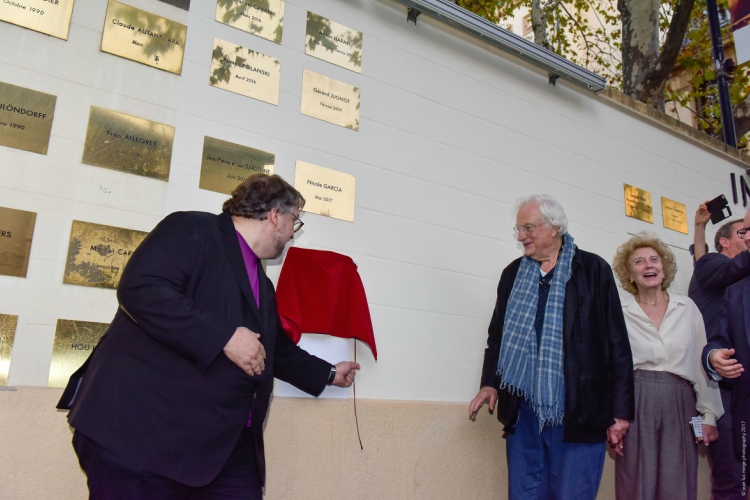 Emocionado. Momento en el que Guillermo del Toro devela su placa, acompañado del director galo Bertrand Tavernier y la actriz española Marisa Paredes. (Foto: Notimex)