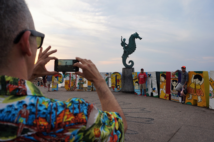 Proceso. Kinky culminó la filmación de su video Loco en el Malecón de Puerto Vallarta, tras más de 24 horas de rodaje.